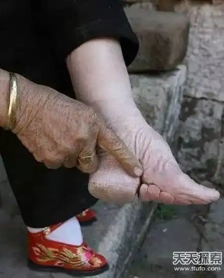 小丽缠三寸金莲不后悔,现代三寸金莲小脚美女,三寸金莲小脚照片,却珑