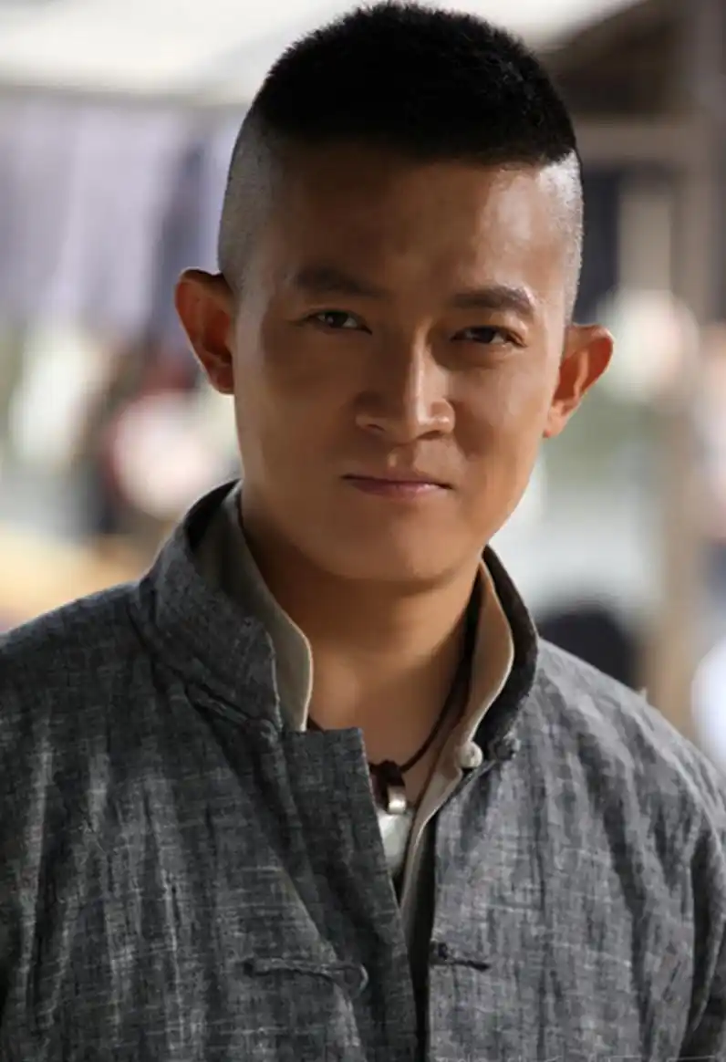 《打狗棍》剧照在年代传奇剧这一题材领域,"郭靖宇""杨志刚"就是金字