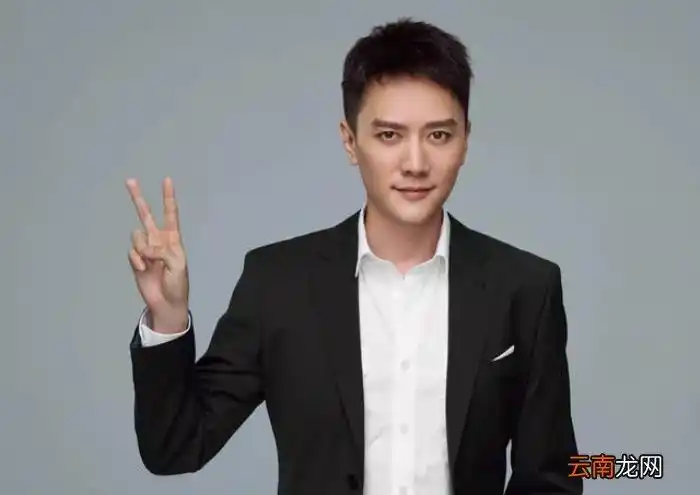 文章插图外界一直传言冯绍峰的父亲是纺织业的大佬,坐拥10亿的资产 .