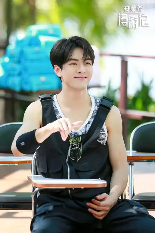 荧幕上的曾舜晞,不论是新版《倚天屠龙记》中热血豪情的"张无忌",还是