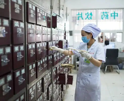 阜阳市中医医院 抓药 摄影 刘玉华