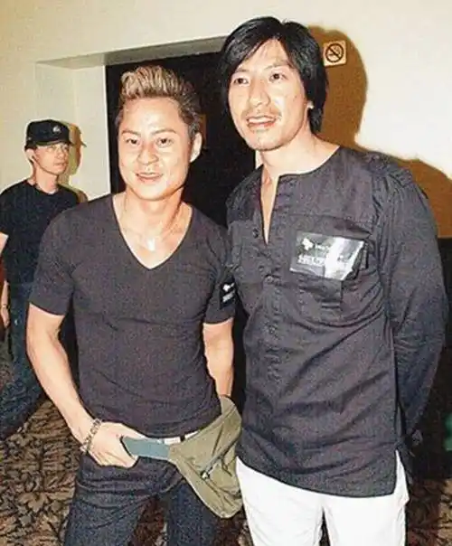 原创56岁张耀扬近照与小25岁女友罕见秀恩爱感情甜蜜惹人惊讶