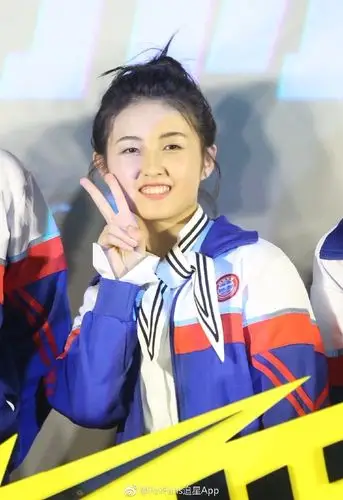 张子枫穿校服亮相快把我哥带走发布会面带微笑比剪刀手卖萌