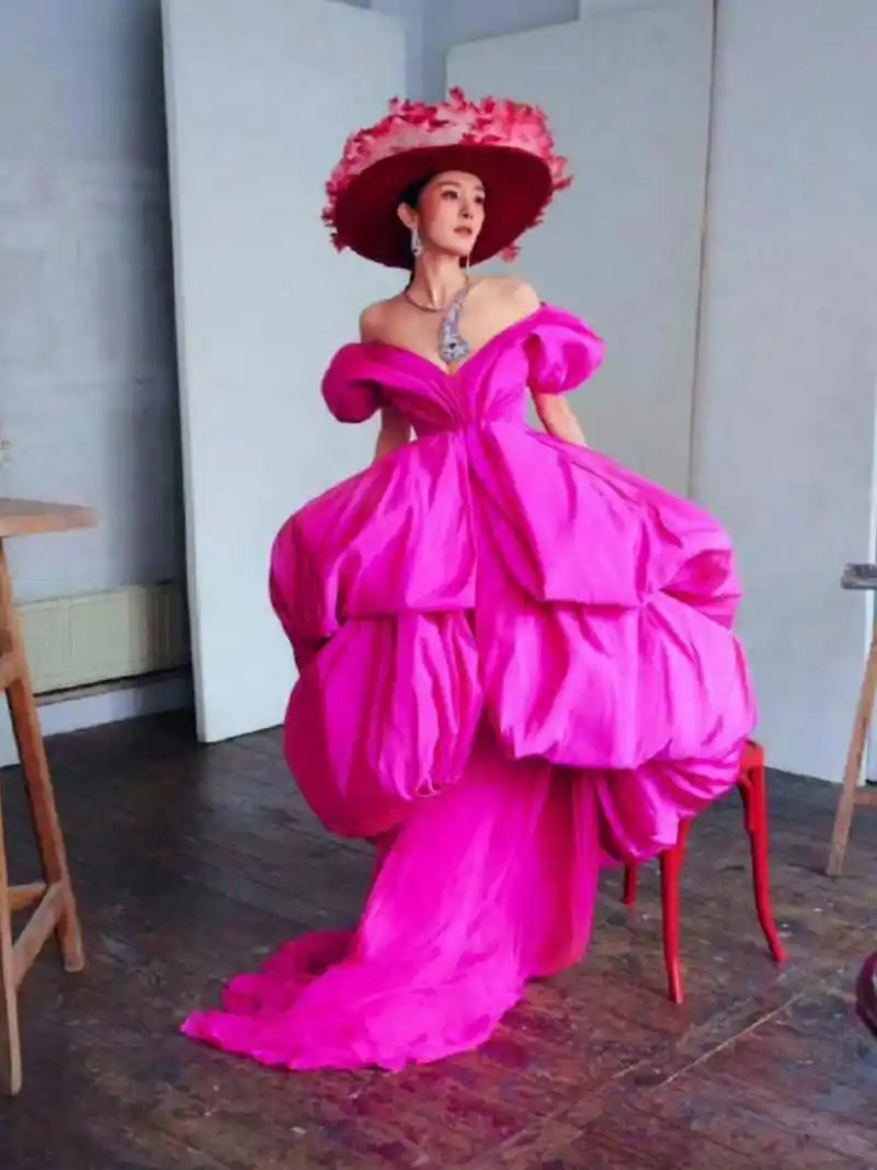 杨幂穿粉# 杨幂身穿粉色礼服裙,感觉整个人都粉粉嫩嫩,关键是两檀大