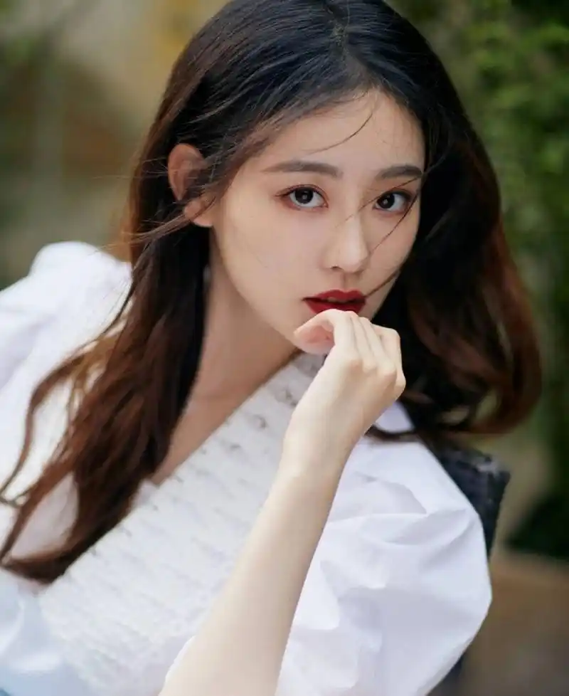 妩媚端庄,巧笑嫣然的#祝绪丹# 身穿白色衬衣配蓝色半身裙,雪肤玉貌