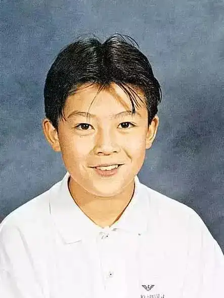 明星小时候照片,迪丽热巴的美颜盛世不是盖的,最后一张差别太大!