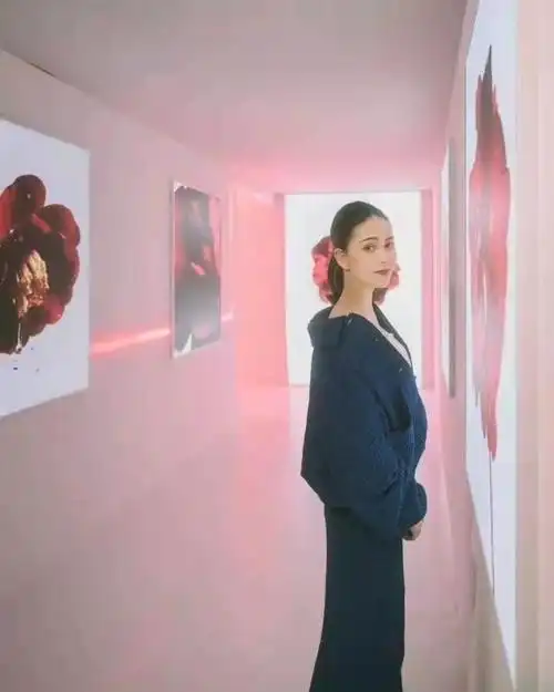 昆凌怀孕后造型大爆火!穿针织衫巧遮孕肚状态好,笑容甜美气质佳