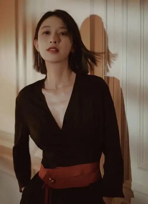 张俪:v领开叉连衣裙,惊艳迷人!__财经头条