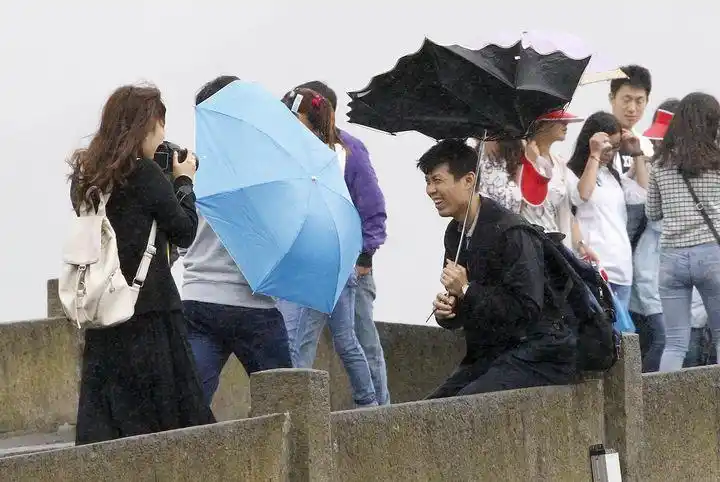 西湖边突起妖风游客们风中凌乱