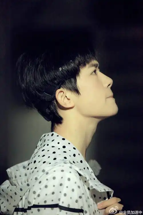 tfboys易烊千玺 全员加速中 cr.logo 高清 侧颜