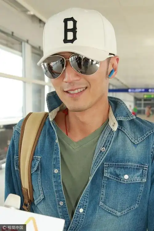 08/16 谢霆锋墨镜现身机场心情不错