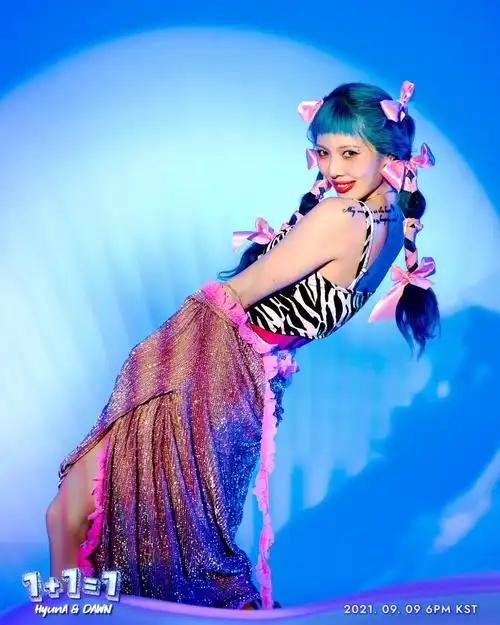 薄荷蓝抹胸短裙鬼马性感!泫雅预告照大秀火辣身材