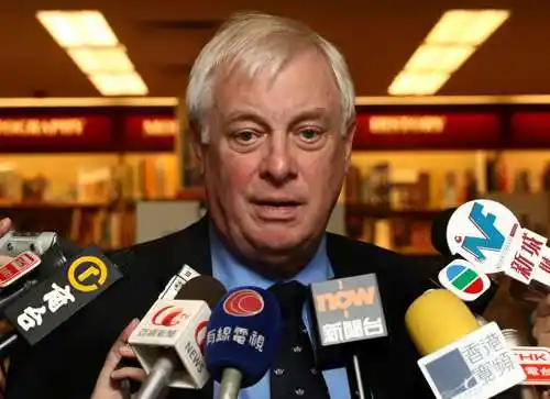 末任港督彭定康:香港能克服金融危机(图)