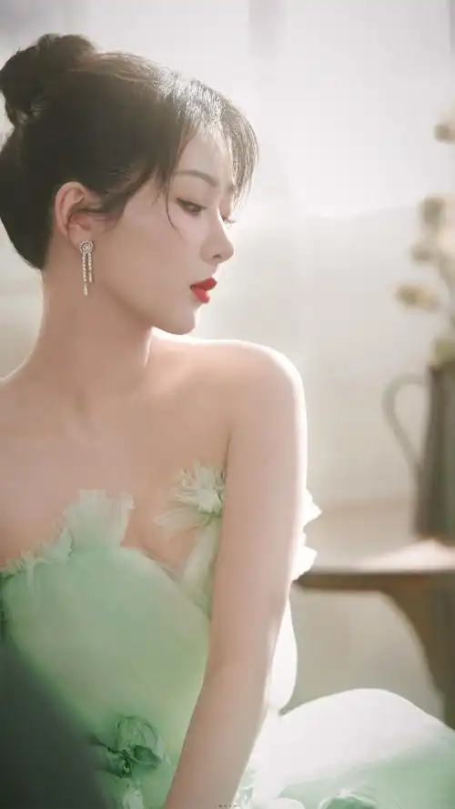 杨紫绿色抹胸纱裙