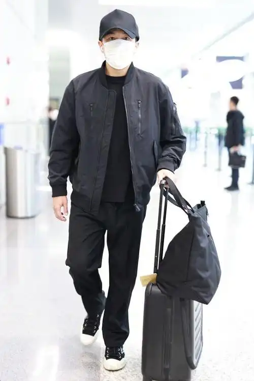 刘恺威现身外穿黑色夹克下搭黑色裤子这么酷一点都不显老