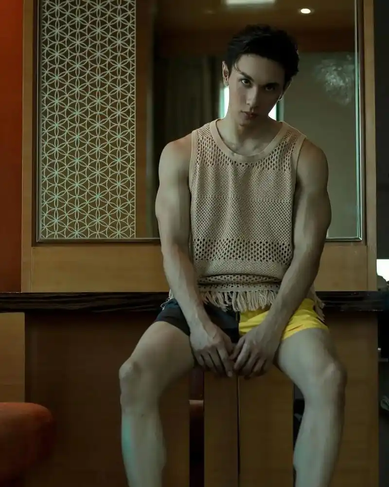 凌厉的眼神,质感的肌肉93#腹肌小哥哥 #腹肌男孩 #胸肌  - 抖音