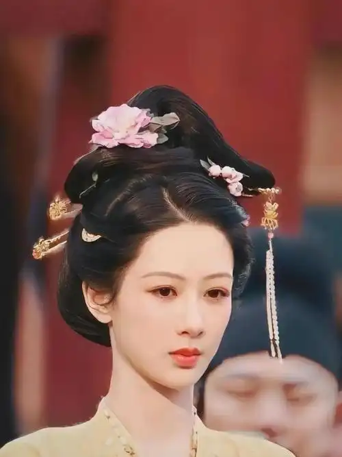 杨紫与李现再度合作,共同主演古装言情剧《蒋府风云》,剧情引人入胜.