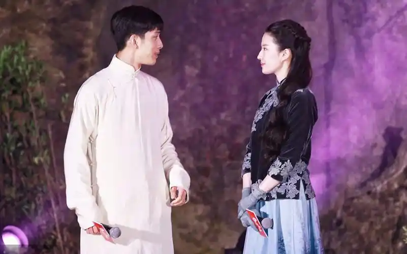 刘亦菲穿民国旗袍出席新剧发布会,和井柏然演情侣,但更像贴身大姐姐