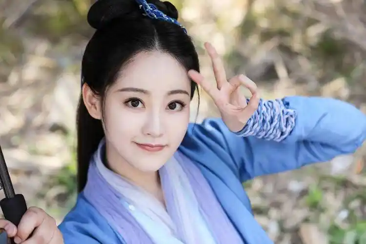 另外小编很喜欢祝绪丹的造型,无论是流萤,阿瑜,封尘月还是轻烟,古装