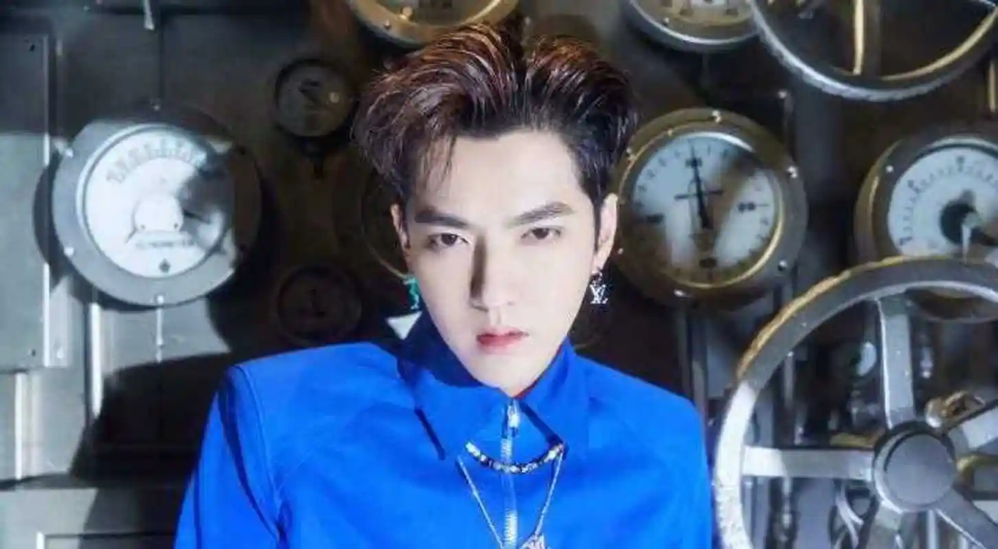 吴亦凡"蓝"朋友造型来了!