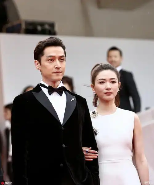 万茜"肩膀爬大虫"好狂野,与胡歌同框男帅女靓