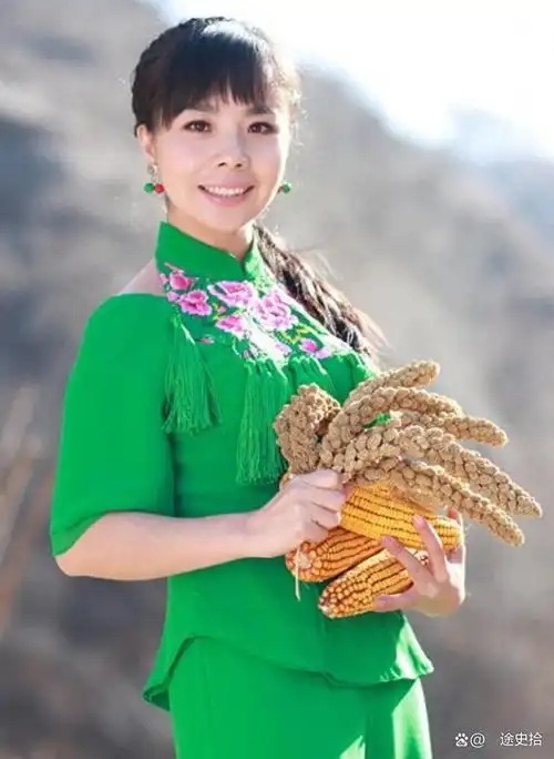 王小妮,被姐姐王二妮带进演艺圈,她的气质优雅相貌漂亮