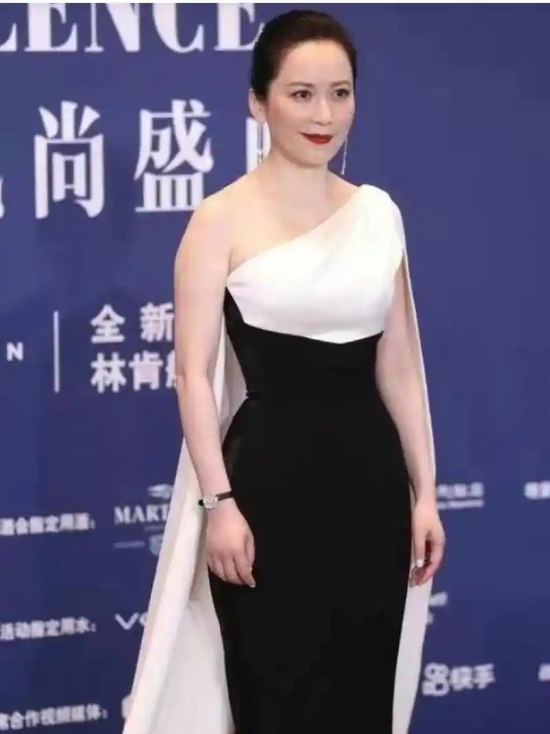 俞飞鸿身穿斜肩拼色披肩礼服裙优雅大方
