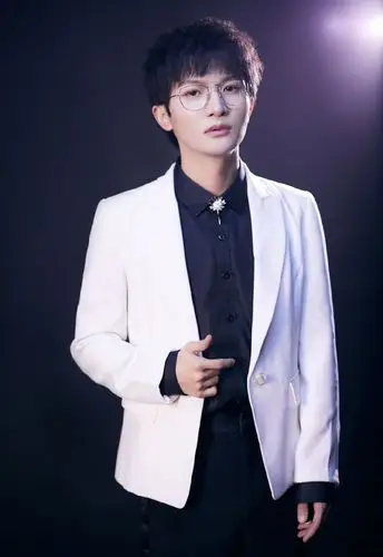 周深身穿白色西装搭配银丝眼镜,简约绅士,帅气值满分