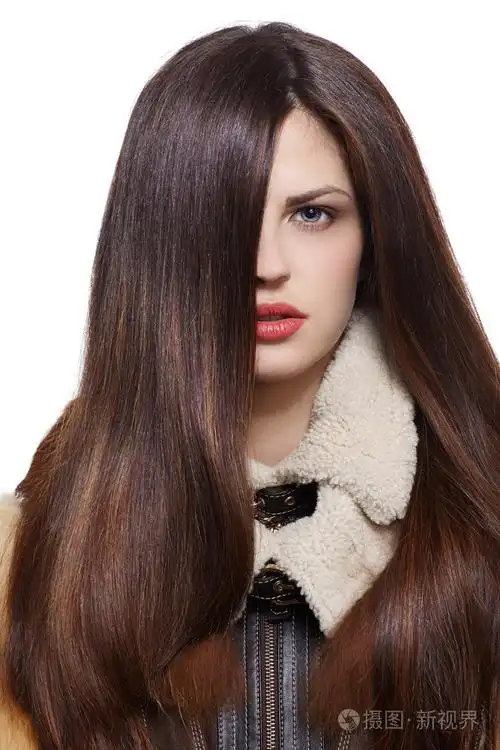 长长的棕色头发的女人