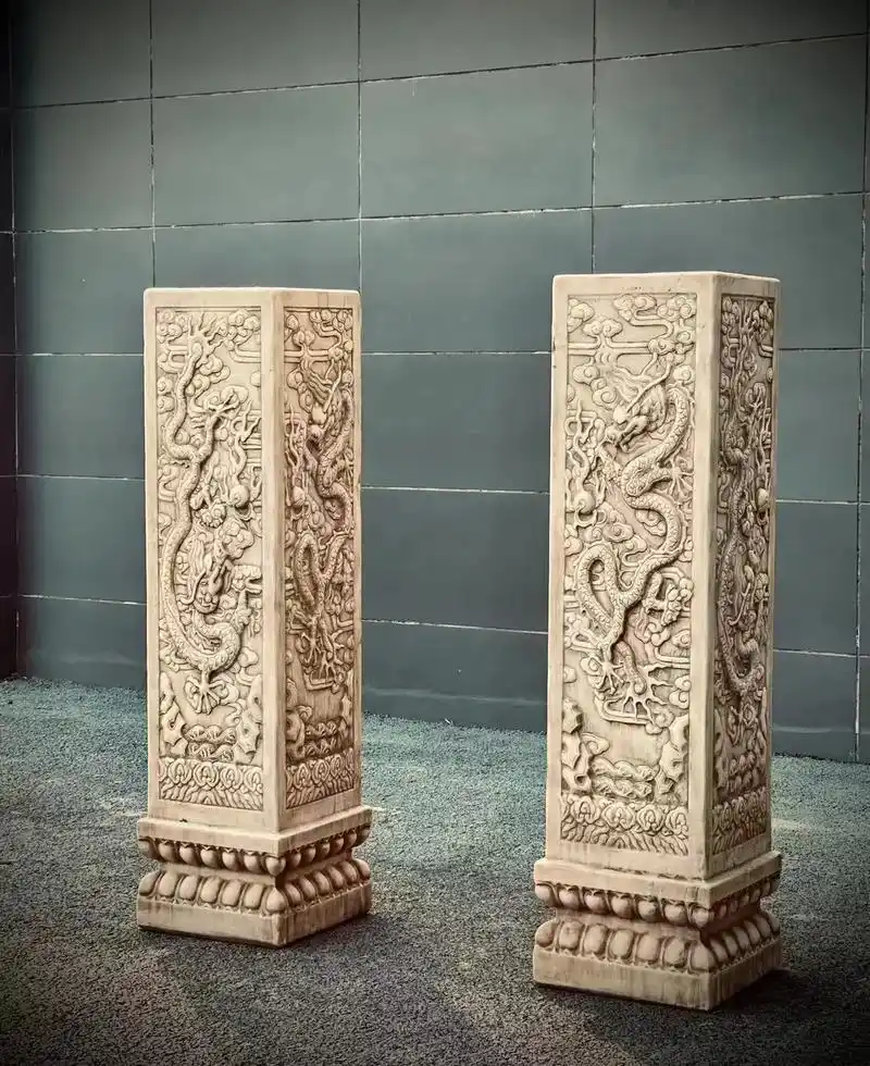 【浮雕盘龙戏珠石柱】 此器高浮雕盘龙戏珠,周围祥云浮雕漂浮,雕工