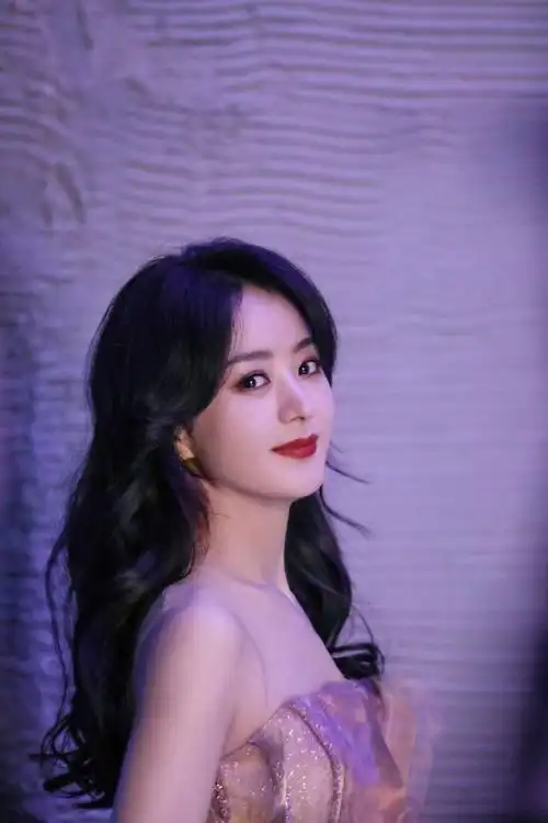 赵丽颖穿抹胸裙配披肩卷发温柔优雅好迷人