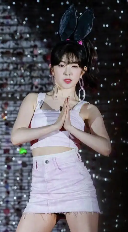 这次裴珠泫戴的耳环就很吸睛,是由2个透明的圆环组成的,看着很像一个