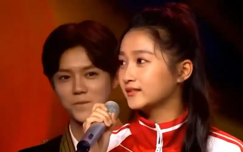 鹿晗关晓彤同台录制节目,谁注意到鹿晗偷瞄的眼神,原来恋情早有预兆