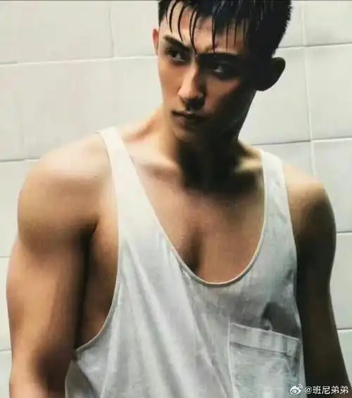 黄景瑜倒三角身材