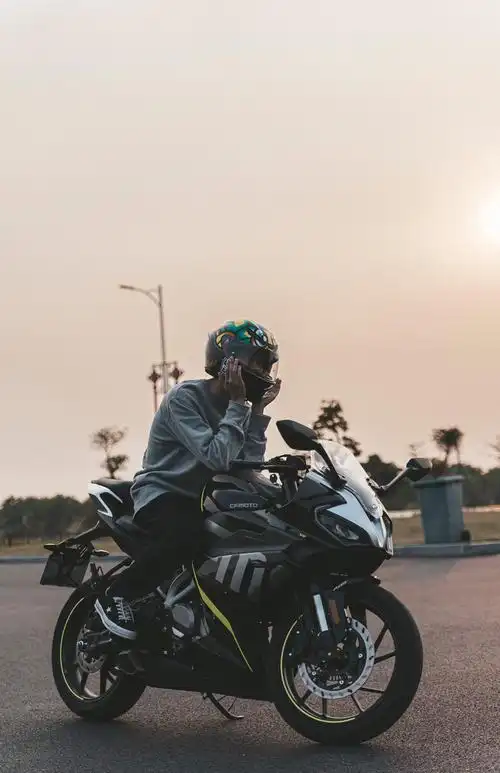 春风250sr机车男孩