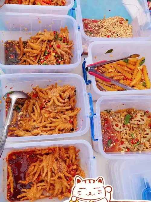 96年宝妈摆摊卖鸡爪爪77凉菜