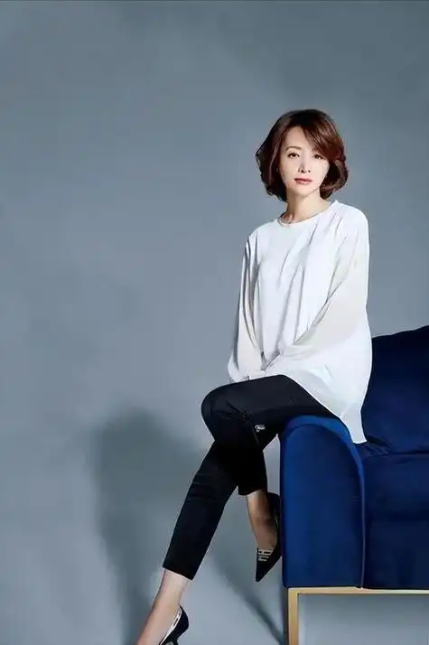 49岁董卿素颜遭曝光!头发整洁有型,身穿暗红色碎花裙宛如少女