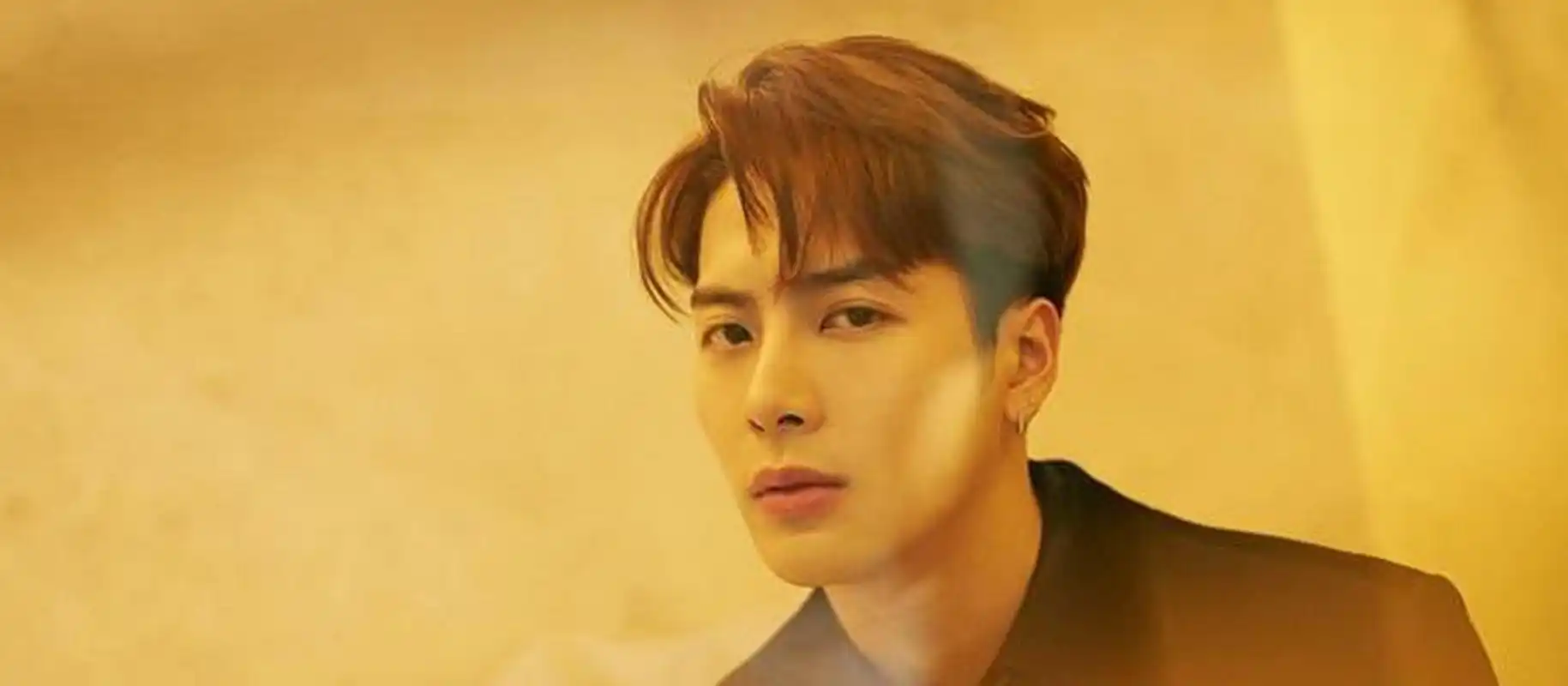 王嘉尔退股张艺兴合伙企业,两家粉丝开始互撕,互挖对方过往黑料