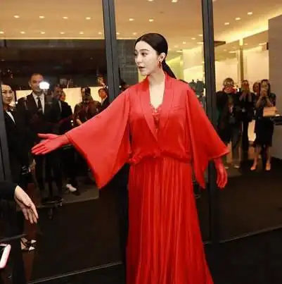 范冰冰一身红装,从耳环到手套都是红的,可谓从头红到脚,美艳无双.