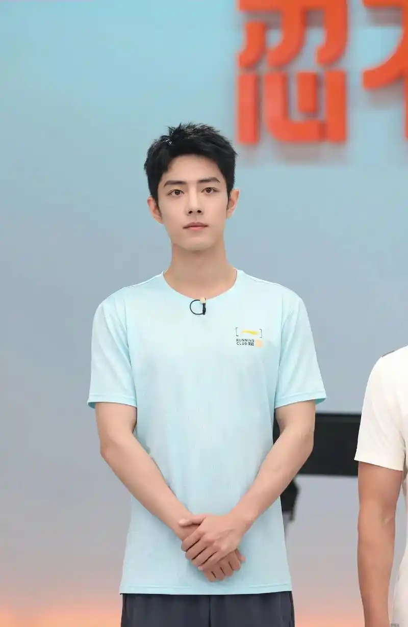 肖战 谁不馋净身高183.6肩宽腰窄身材好的帅哥呢～ - 抖音