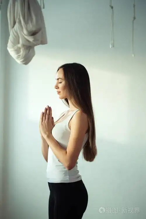 练习瑜伽和冥想的女人, 手捧手掌合十手印