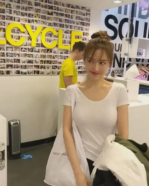 沉寂多年靠34c再度爆红42岁却美成全中国男人想娶的女神