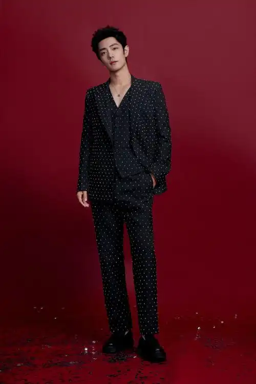 肖战身着@gucci定制的闪钻西装亮相微博之夜这次的gucci定制很值得说