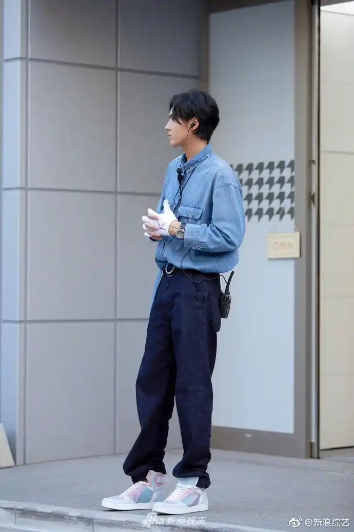 组图:青春美少年!吴亦凡晒新节目穿搭 盐系牛仔风简约随性