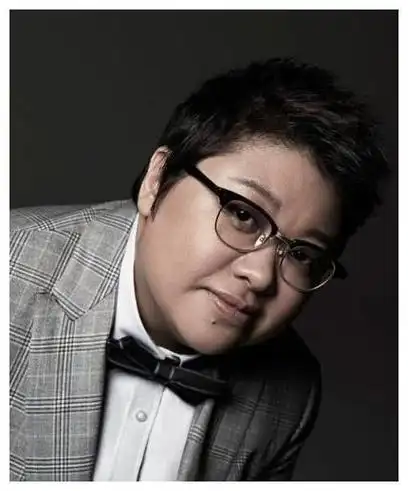 韩红带工作人员看电影意外曝光亿元别墅新家,与赵丽颖成为邻居!