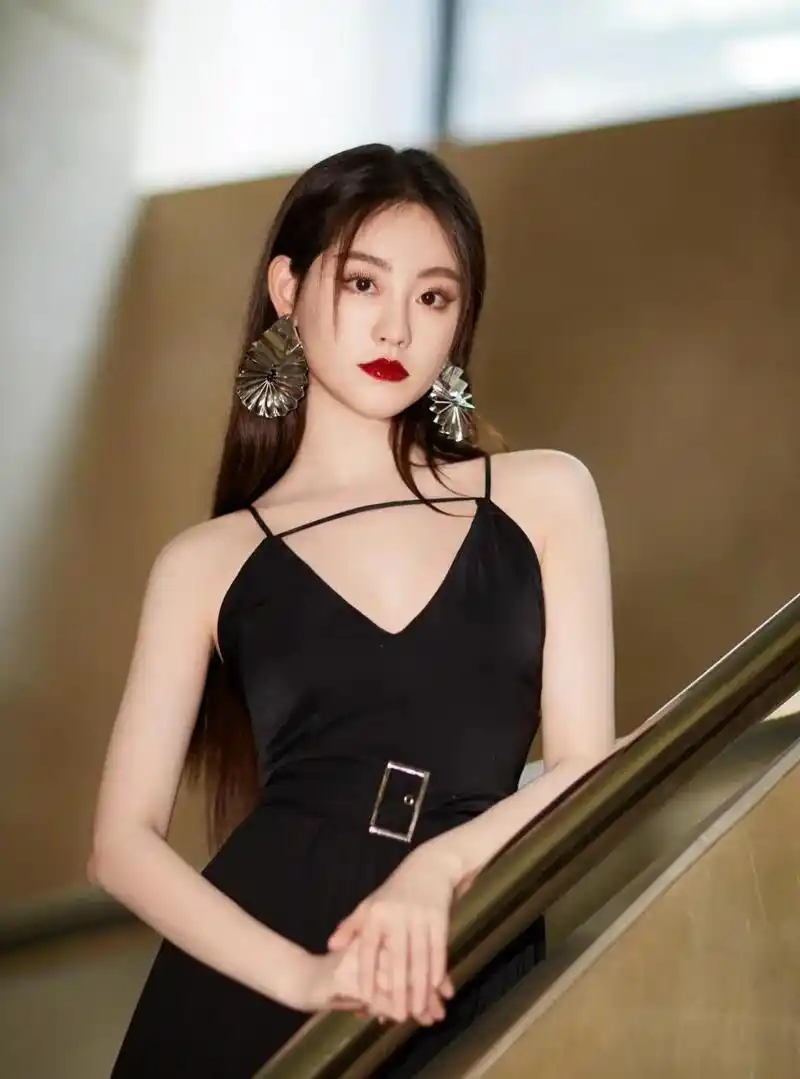 祝绪丹黑色吊带深v抹胸长裙参加国剧盛典,温柔又可爱,温暖每一天的