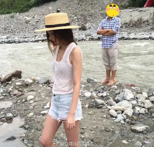 思聪新欢豆得儿晒戏水照 穿背心热裤(6)