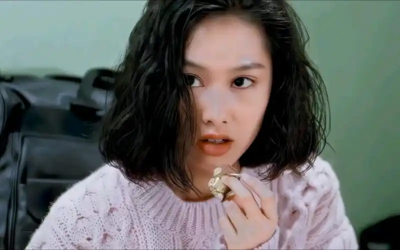 朱茵年轻的时候也是风华绝代的美女