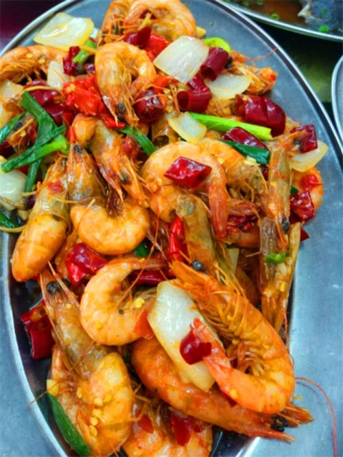 爆炒基围虾这是我的最爱,吃起来辣辣的很刺激味蕾肉质很鲜美让人吃还