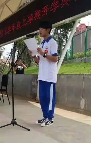 中国特色丑校服,耐得住攀比,塞得进棉裤!